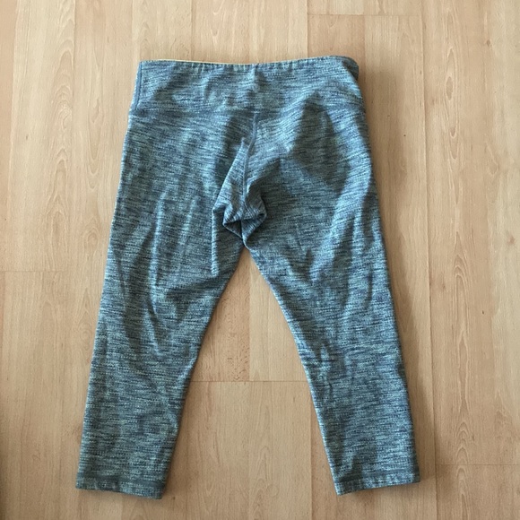 Grey size 8 lululemon crop pant - Picture 5 of 6